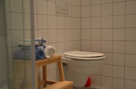 Toilette und Hocker.JPG